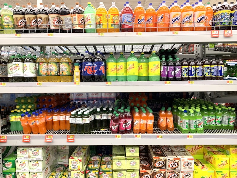 Loja de produtos naturais organizada com variedade de grãos, suplementos e orgânicos